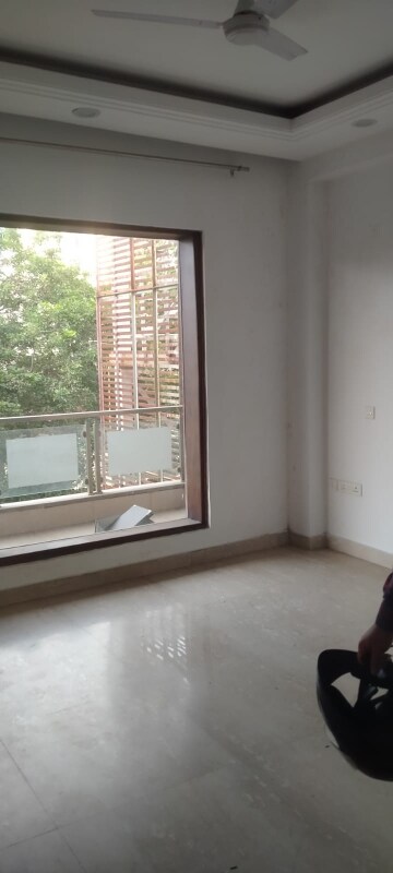Room in 3 BHK Builder Floor at Sector 41 – for Rent