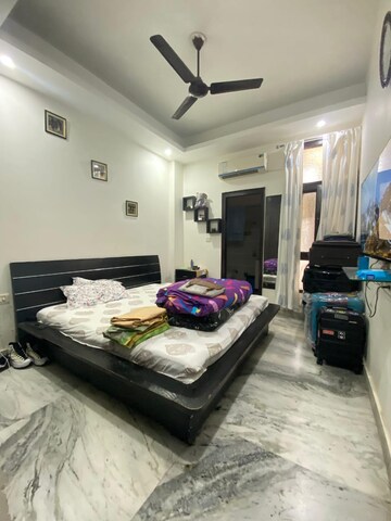 Room in 3 BHK Builder Floor at Gyan Khand ii – for Rent