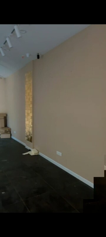  Showroom For Rent in Kandivali West