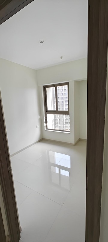 Room in 1 BHK Apartment at Kalpataru Immensa, Kolshet Road – for Rent