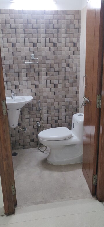 Attached Bathroom in 3 BHK Apartment at SV Mansion Banjara Hills, Banjara Hills – for Rent