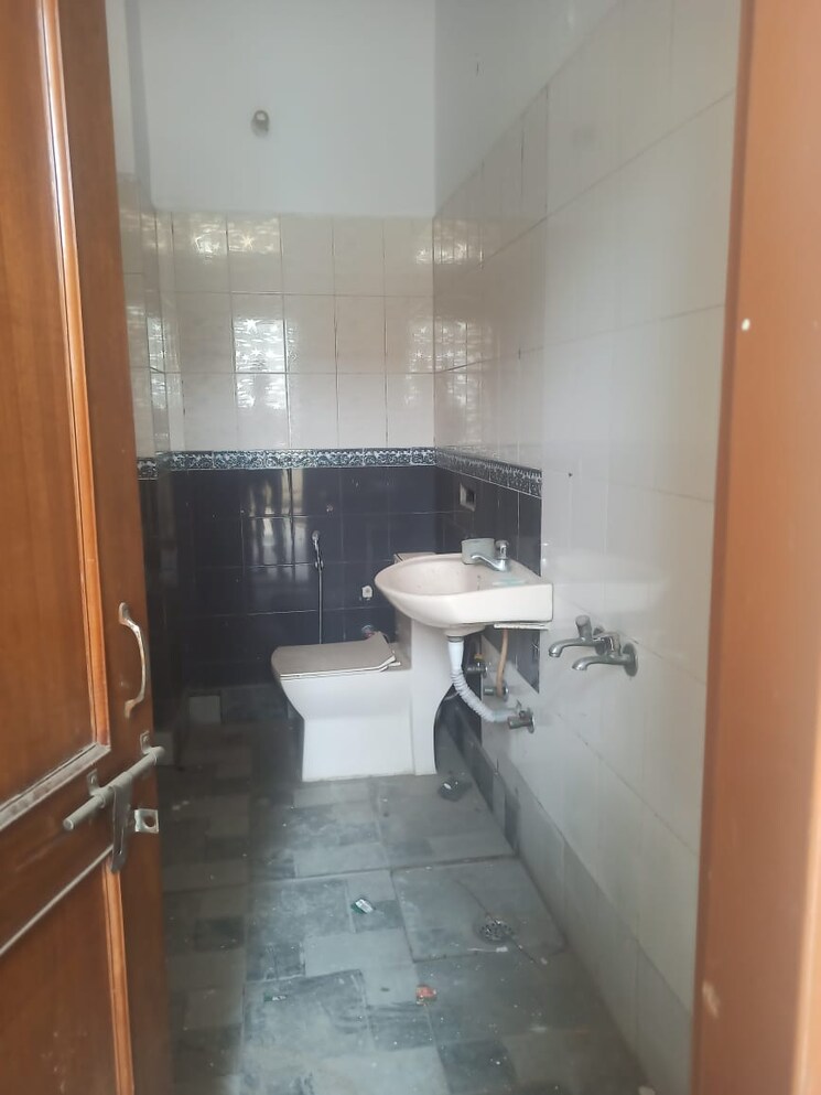 Attached Bathroom, sector 46 3 Bedroom 1400 Sq.Ft. Builder Floor In Sector 46 Faridabad 8776034