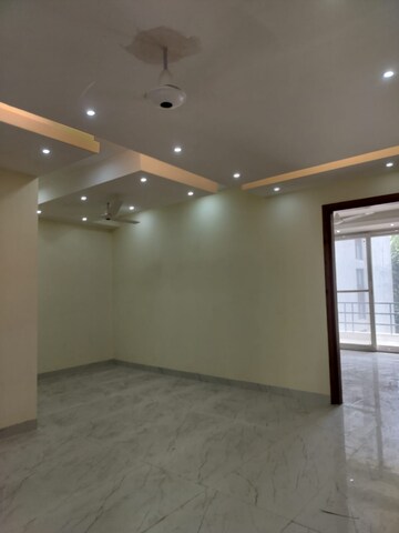 Room in 4 BHK Apartment at Omaxe Heights, Sector 86 – for Sale