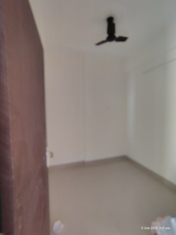 Room in 2.5 BHK Apartment at Amrapali Terrace Homes, Tech Zone 4 Greater Noida – for Rent