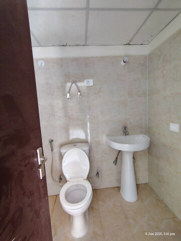Attached Bathroom in 2.5 BHK Apartment at Amrapali Terrace Homes, Tech Zone 4 Greater Noida – for Rent