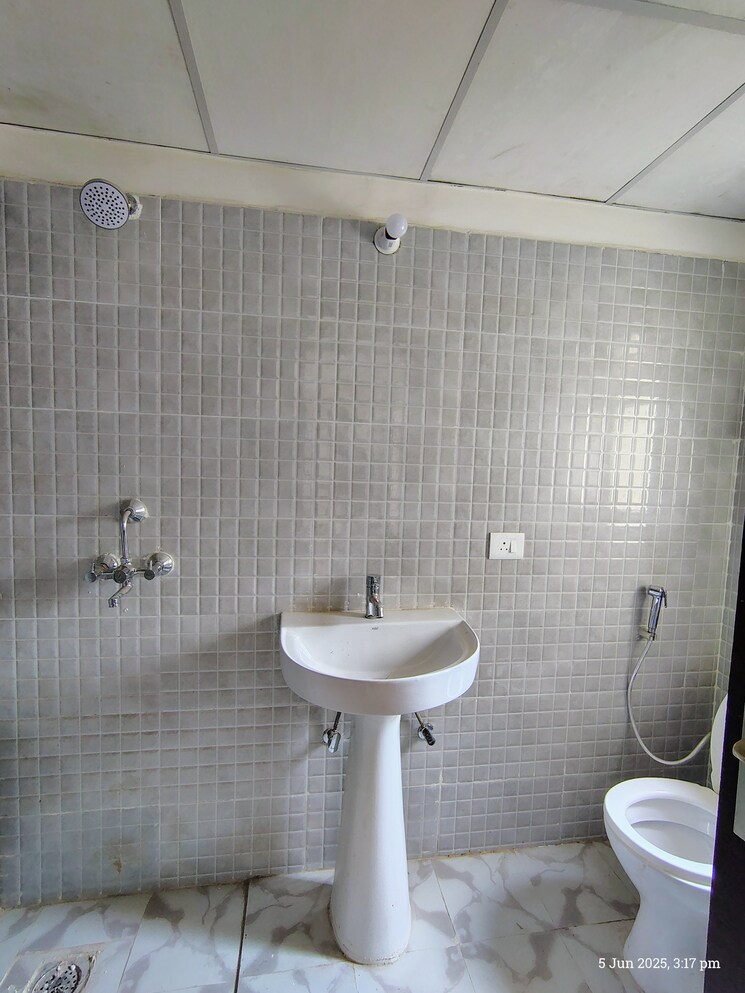 Bathroom, amrapali-terrace-homes 2.5 Bedroom 990 Sq.Ft. Apartment In Tech Zone 4 Greater Noida Greater Noida 8776560