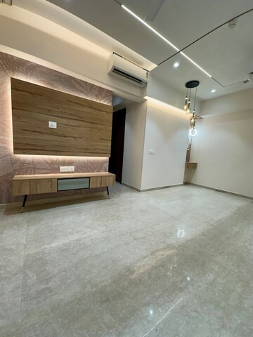 Room in 2 BHK Apartment at Piramal Vaikunth, Balkum Pada – for Rent