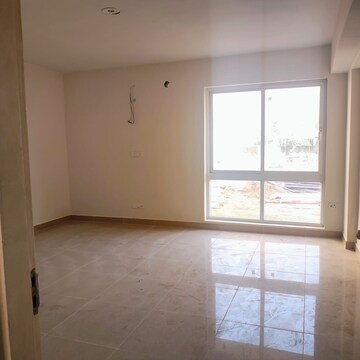 Room in 4 BHK Apartment at Omaxe Lake, North Mullanpur – for Sale