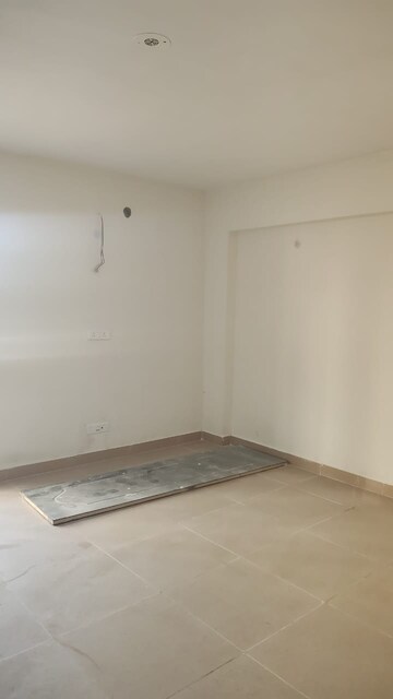 Room in 4 BHK Apartment at Omaxe Lake, North Mullanpur – for Sale