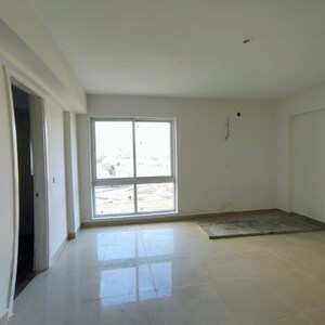 Room in 4 BHK Apartment at Omaxe Lake, North Mullanpur – for Sale