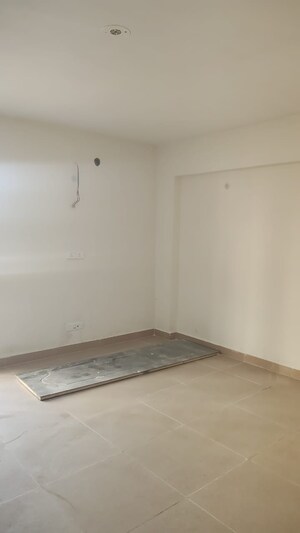 Room in 3 BHK Apartment at Omaxe Lake, North Mullanpur – for Sale