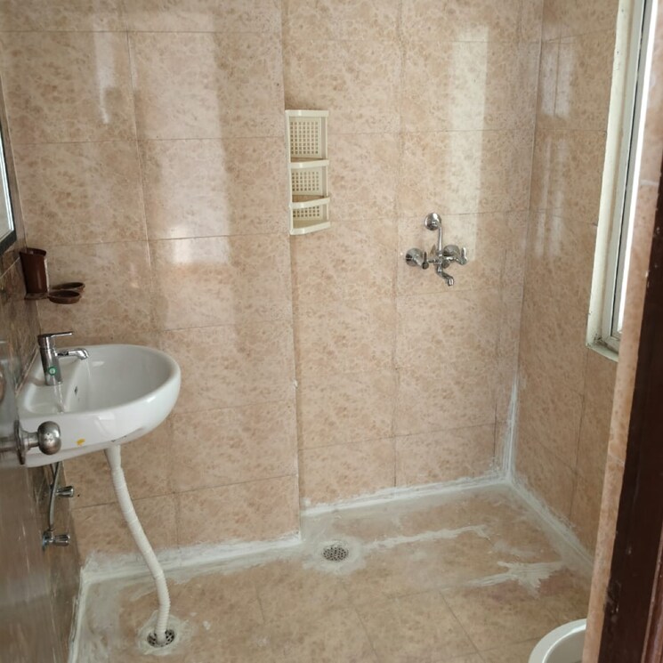 Bathroom, amrapali-dream-valley 2 Bedroom 805 Sq.Ft. Apartment In Amrapali Dream Valley Greater Noida 8777141