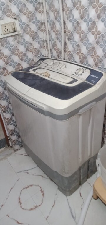 Bathroom in 1 BHK Builder Floor at Vaishali Sector 5 – for Rent