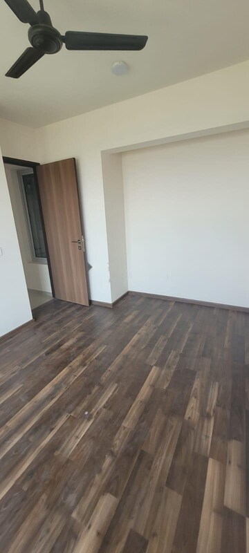 Room in 2 BHK Apartment at Piramal Vaikunth, Balkum Pada – for Rent