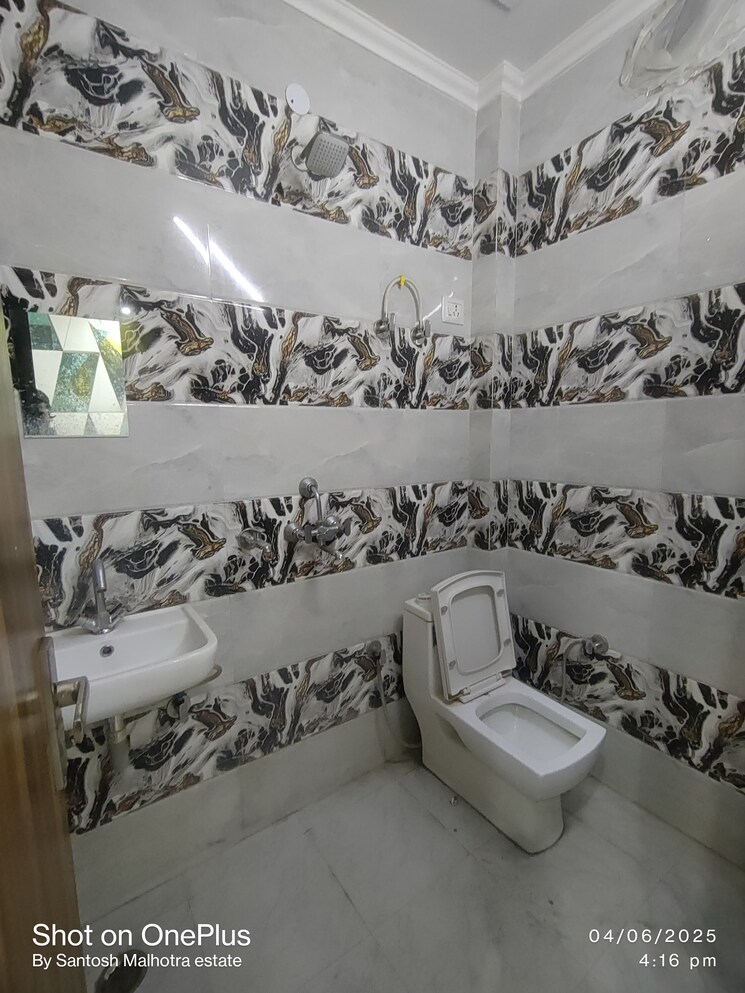Attached Bathroom, dwarka mor 1 Bedroom 40 Sq.Yd. Builder Floor In Dwarka Mor Delhi 8777542