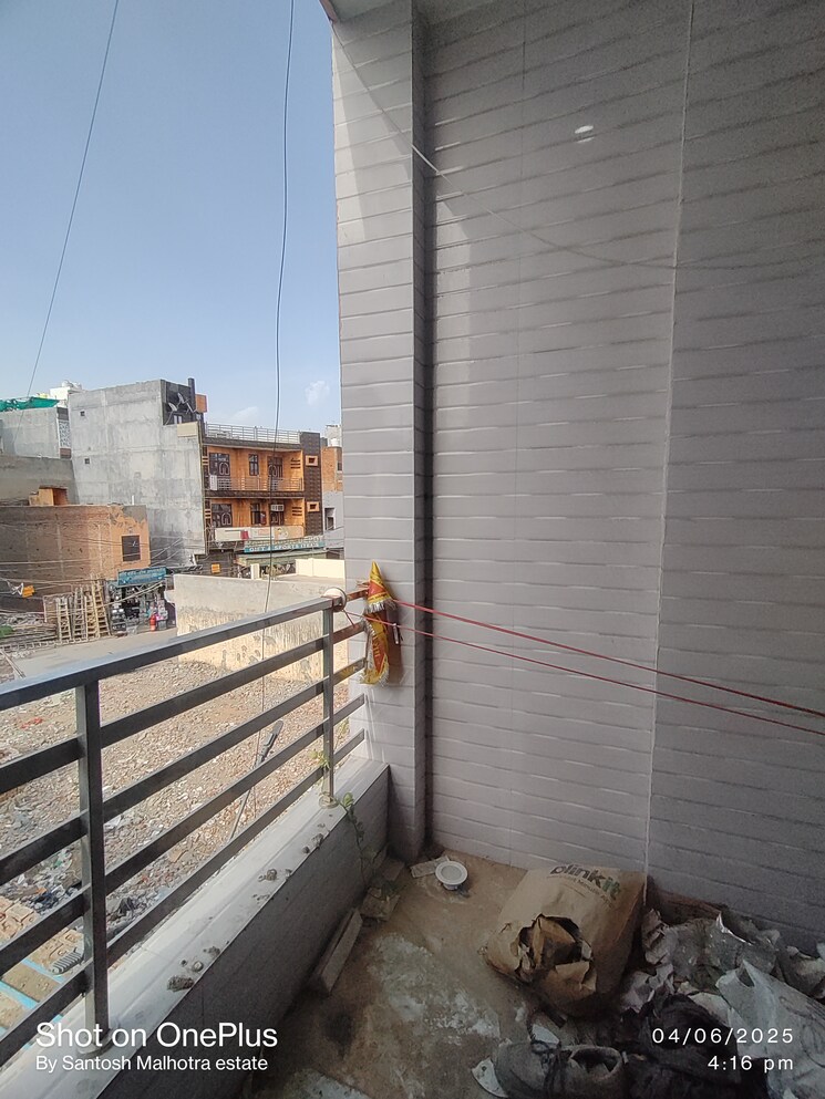 Balcony, dwarka mor 1 Bedroom 40 Sq.Yd. Builder Floor In Dwarka Mor Delhi 8777542