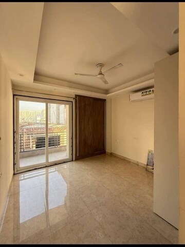 Room in 3 BHK Builder Floor at DLF Atria, Dlf Phase ii – for Rent