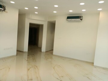 Room in 3 BHK Apartment at Indiabulls Blu, Worli – for Rent