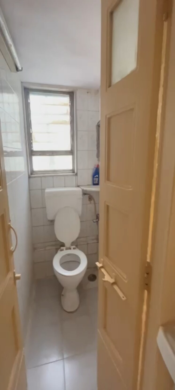 Bathroom, dadar west 1 RK 300 Sq.Ft. Apartment In Dadar West Mumbai 8777969