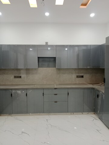 Kitchen in 2 BHK Builder Floor at Sector 17 – for Rent