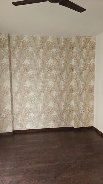 Room in 3 BHK Apartment at Elite Golf Green, Sector 79 – for Rent