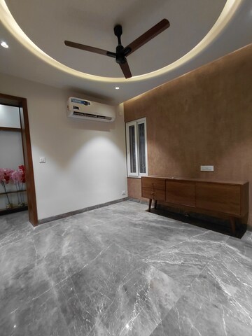 Room in 3 BHK Apartment at Janakpuri – for Sale