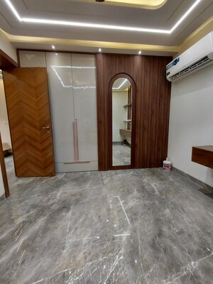 Room in 3 BHK Apartment at Janakpuri – for Sale