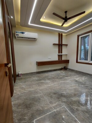 Room in 3 BHK Apartment at Janakpuri – for Sale