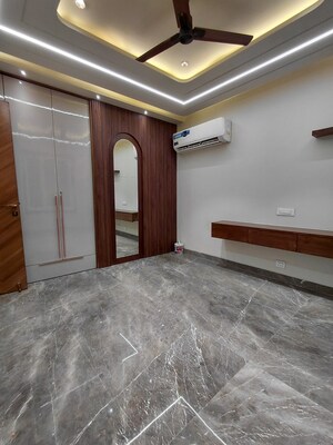 Room in 3 BHK Apartment at Janakpuri – for Sale