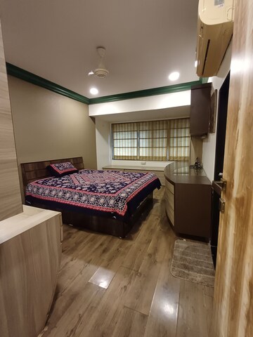 Bedroom in 2 BHK Apartment at Juhu Road – for Rent