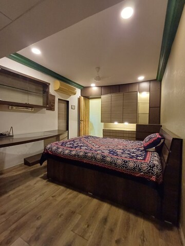 Room in 2 BHK Apartment at Juhu Road – for Rent