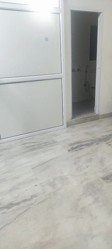 Room in 1.5 BHK Builder Floor at RWA Qutab Enclave, Katwaria Sarai – for Rent