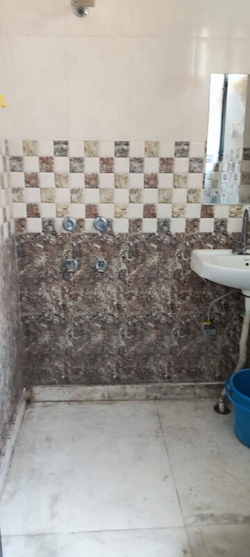 Bathroom in 1.5 BHK Builder Floor at RWA Qutab Enclave, Katwaria Sarai – for Rent
