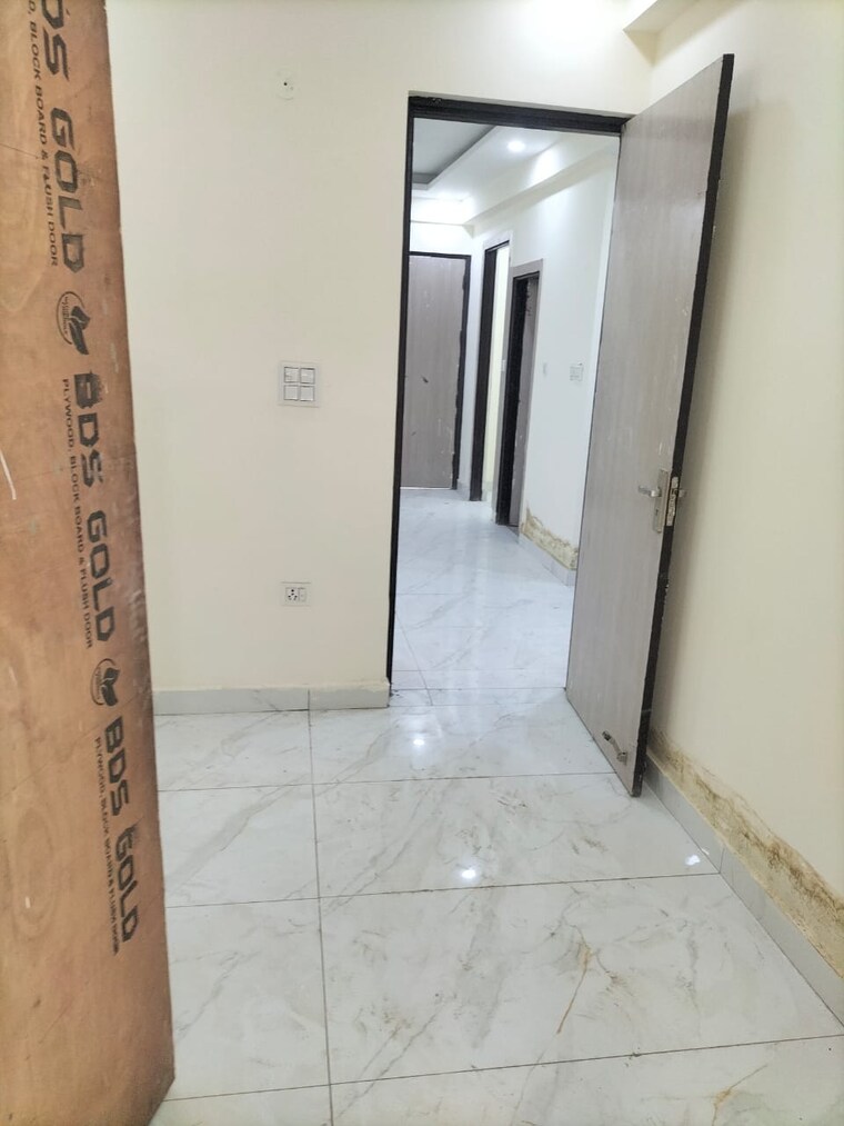 Room, sector 73 3 Bedroom 1100 Sq.Ft. Apartment In Sector 73 Noida 8778231