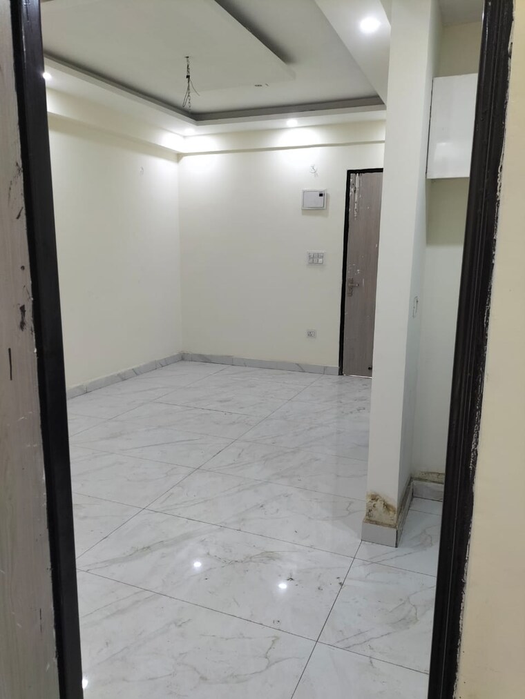 Room, sector 73 3 Bedroom 1100 Sq.Ft. Apartment In Sector 73 Noida 8778231