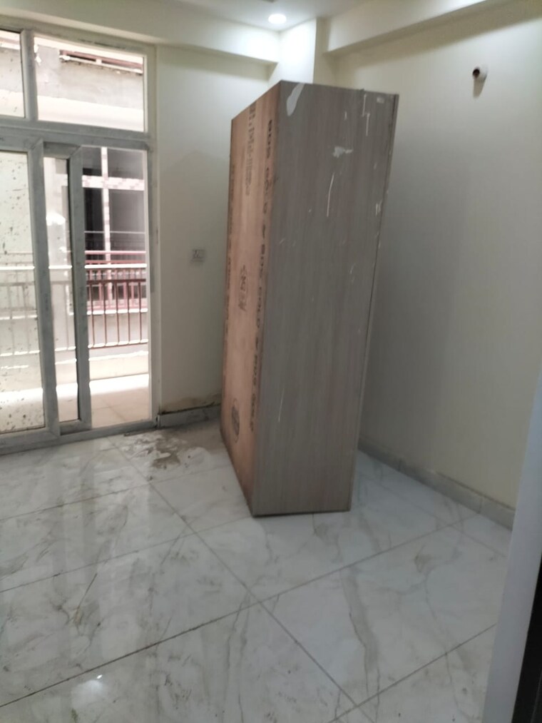 Room, sector 73 3 Bedroom 1100 Sq.Ft. Apartment In Sector 73 Noida 8778231