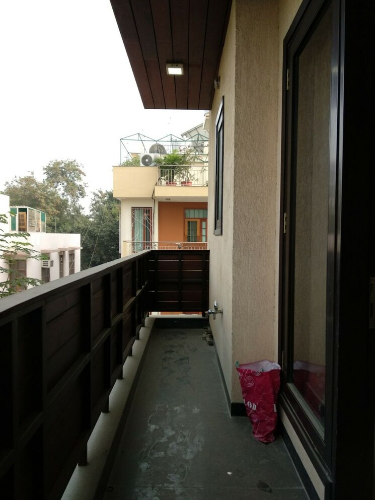 Balcony, shivalik colony 3 Bedroom 200 Sq.Yd. Builder Floor In Shivalik Colony Delhi 8778253