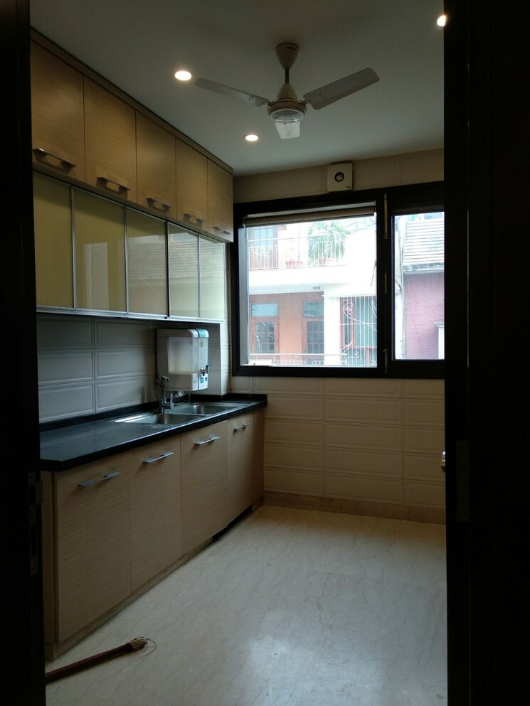 Kitchen, shivalik colony 3 Bedroom 200 Sq.Yd. Builder Floor In Shivalik Colony Delhi 8778253
