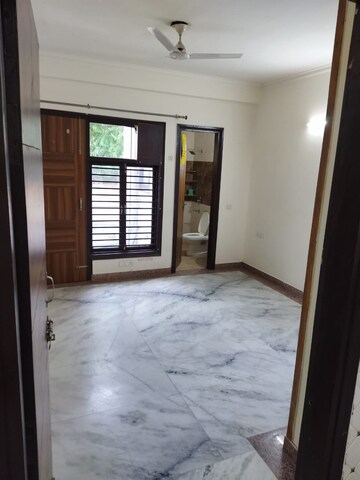 Room in 2 BHK Builder Floor at Sector 52 – for Rent