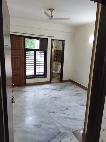 Room in 2 BHK Builder Floor at Sector 52 – for Rent