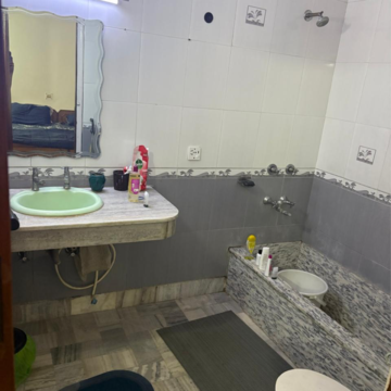 Attached Bathroom in 1.5 BHK Builder Floor at Greater Kailash I – for Rent