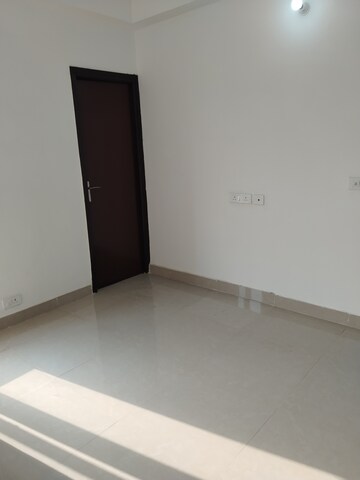 Room in 3.5 BHK Apartment at Amrapali Terrace Homes, Tech Zone 4 Greater Noida – for Rent
