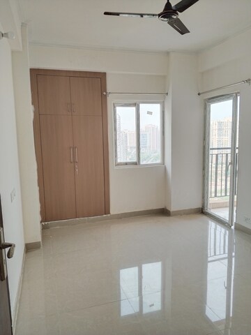 Room in 3.5 BHK Apartment at Amrapali Terrace Homes, Tech Zone 4 Greater Noida – for Rent