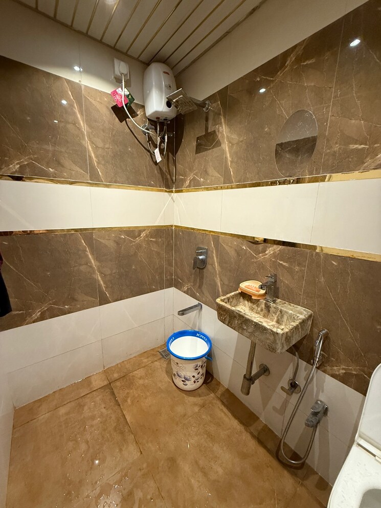 Bathroom, mohini-castle Pg For Boys In Khar West 8778329