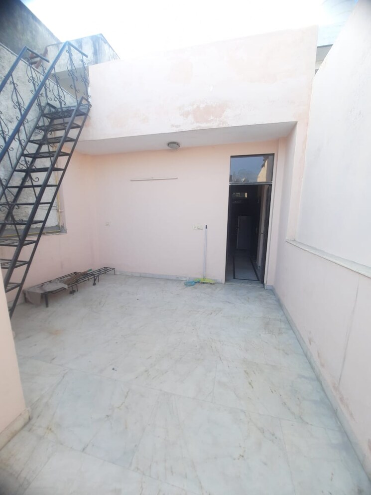 Room, malviya nagar 1.5 Bedroom 900 Sq.Ft. Builder Floor In Malviya Nagar Delhi 8778343