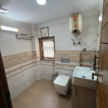 Bathroom in 1.5 BHK Builder Floor at Chittaranjan Park – for Rent