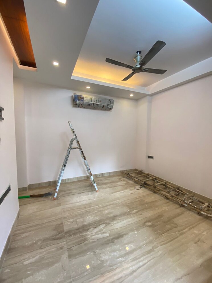 Room, shivalik colony 3 Bedroom 200 Sq.Yd. Builder Floor In Shivalik Colony Delhi 8778377