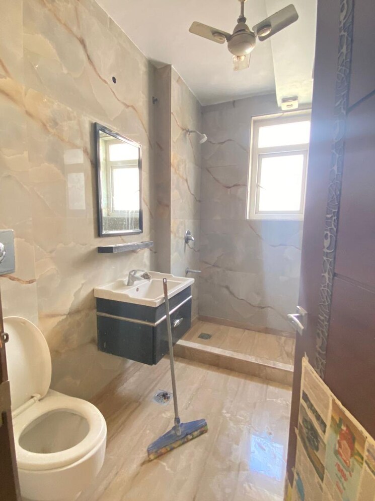 Living Room, shivalik colony 3 Bedroom 200 Sq.Yd. Builder Floor In Shivalik Colony Delhi 8778377