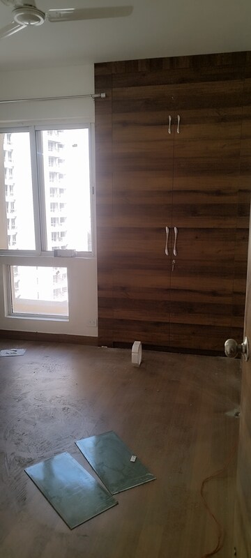 Room in 2 BHK Apartment at Jaypee Greens Kosmos, Sector 134 – for Rent