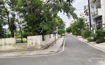 Plot For Sale in Jankipuram Extension
